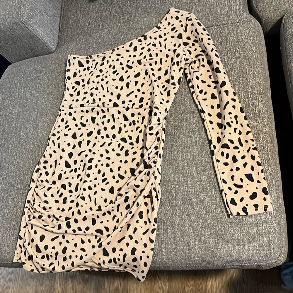 Boohoo mini dress animal print. Mini slit on the side